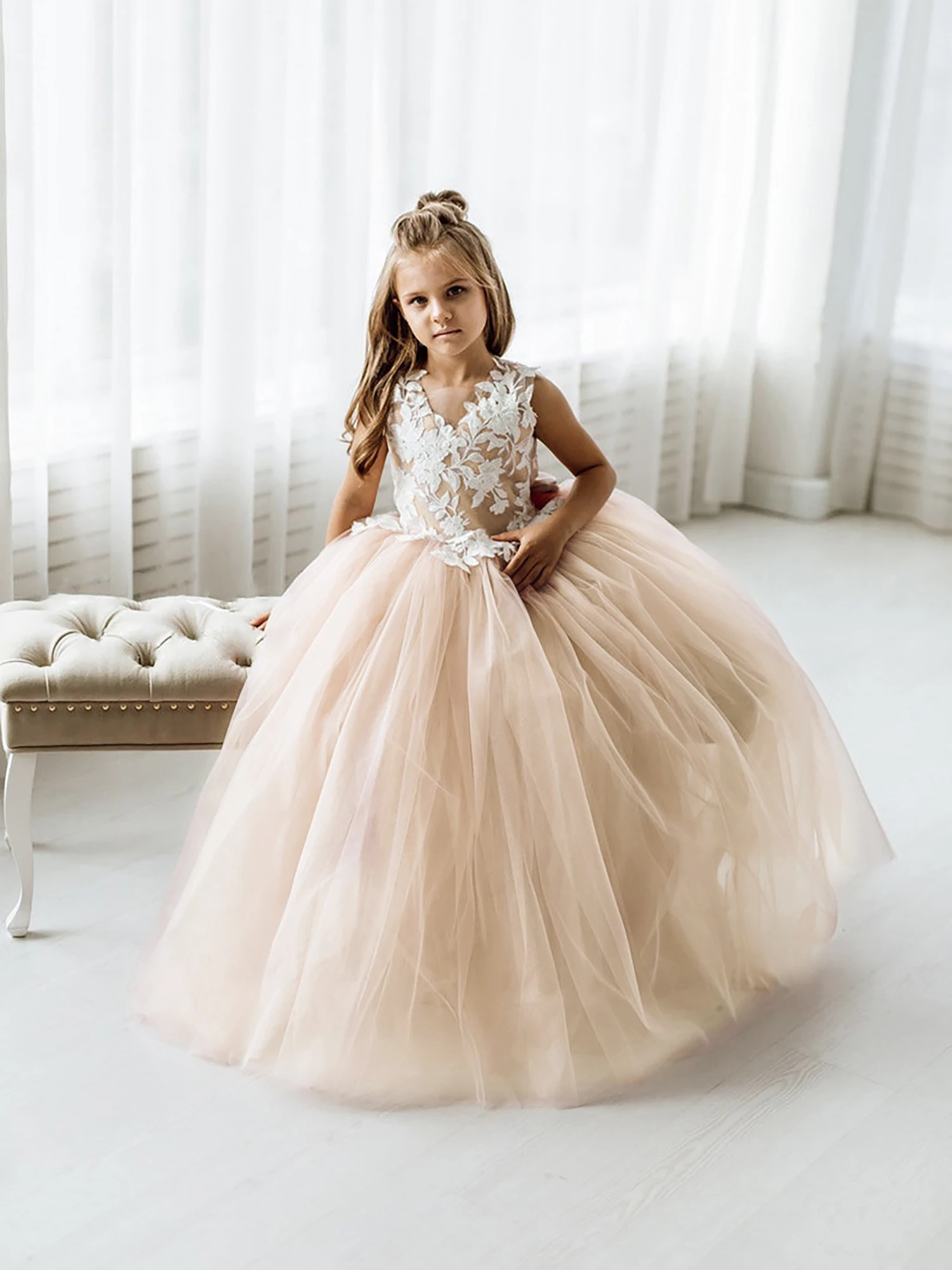 Платья для девочек в цветочек, кружевное бальное платье с галстуком-бабочкой сзади, V-образный вырез, без рукавов, детское праздничное платье принцессы из тюля с аппликацией на день рождения для свадьбы